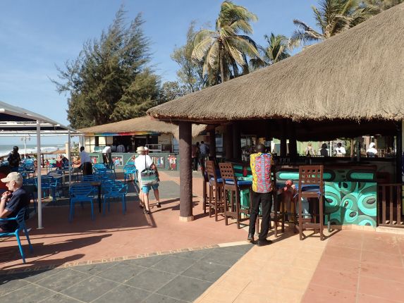 jeden z mnoha plážových barů u hotelu v Gambii, konkrétně oblast Serekunda