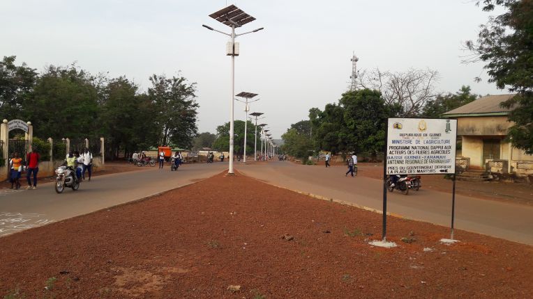 ve většině měst v Guinei je možné vidět solární veřejné osvětlení, bohužel velmi často již nefunkční