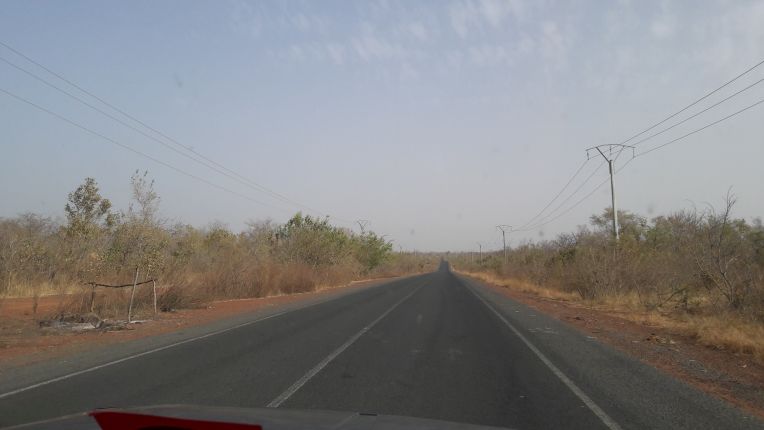 přes celou Gambii vede taková krásná silnice, jen když se projíždí přes vesnice, pozor na retardéry..