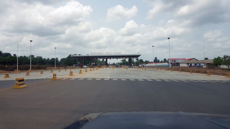 Mýtná brána před vjezdem do hlavního města Freetown