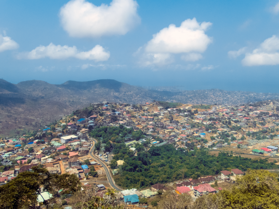 Pohled na Freetown, který je zasazen mezi vysoké kopce